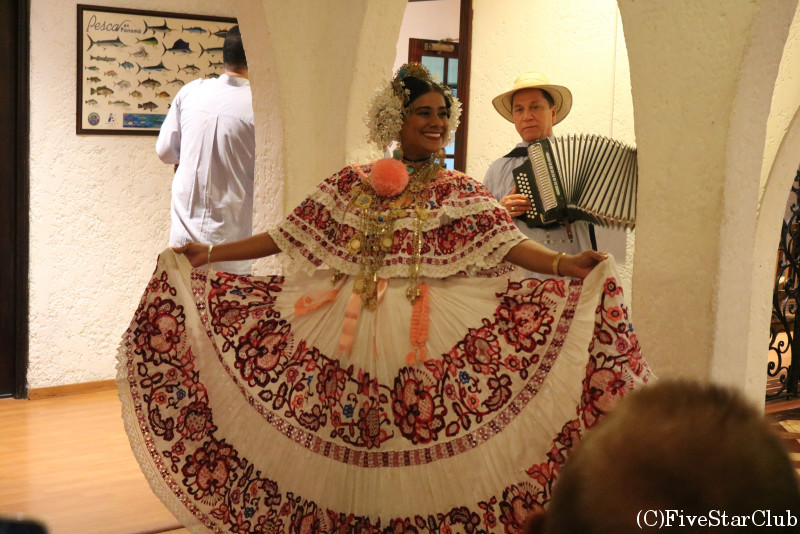 パナマ伝統の舞踏ショー