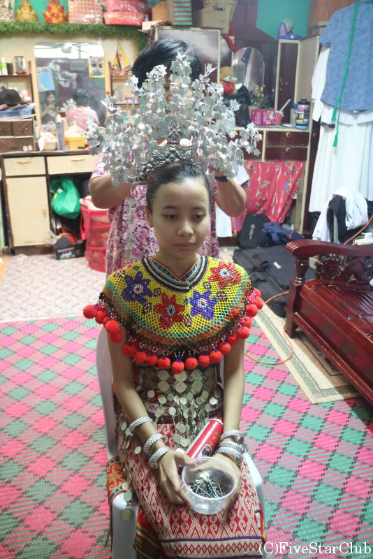 イバン族の伝統衣装を着る女の子
