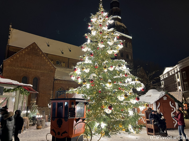 リガ旧市街ブラックヘッド会館とクリスマスツリー