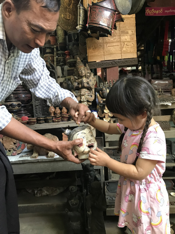 ミャンマーの人々は子供に優しく接してくれます。